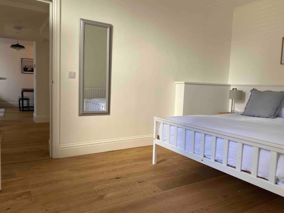 Charming Barbican/hoe Parking,courtyard! Apartment